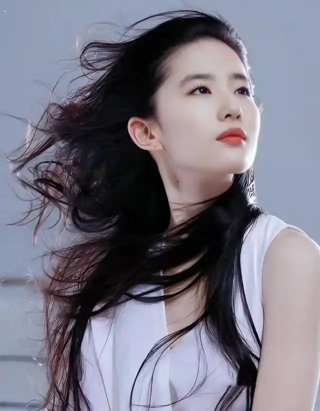 提及刘亦菲，很多人都会想起她塑造的经典角色。从《仙剑奇侠传》里灵动纯粹的赵灵儿，