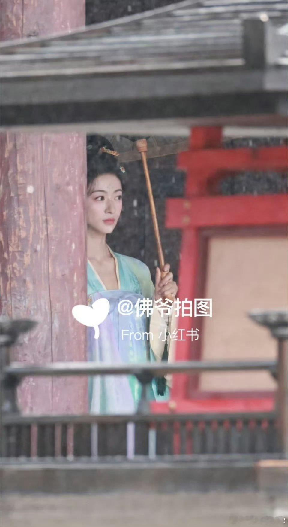 吴谨言新剧路透 穿上了漂亮女装裙裙 这个颜色很清新 ​​​