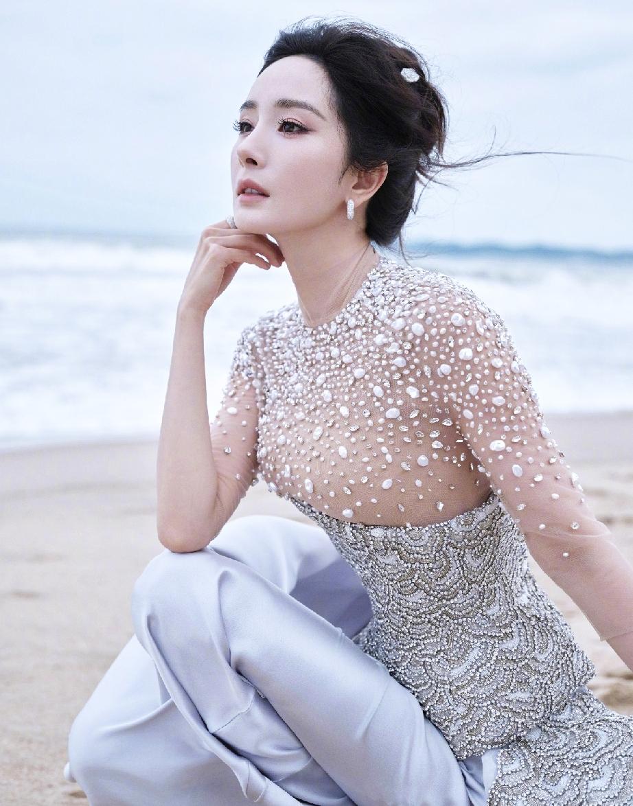 不吹不黑，
杨幂这一身总觉得有些怪异，
不是说她身材不好，
那是太好了。
所以反