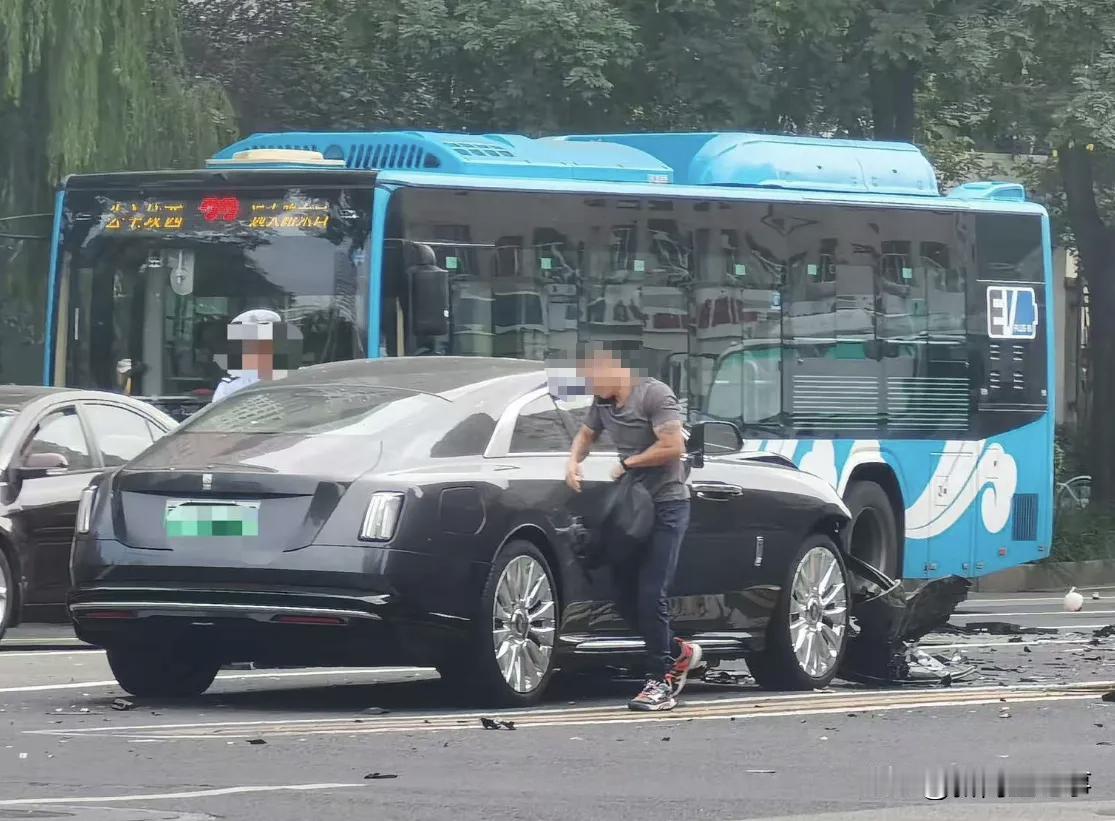 这妮受得了吗？国庆假期陈震逆向行驶，与正常行驶汽车发生撞击，把对方顶离车道，陈震