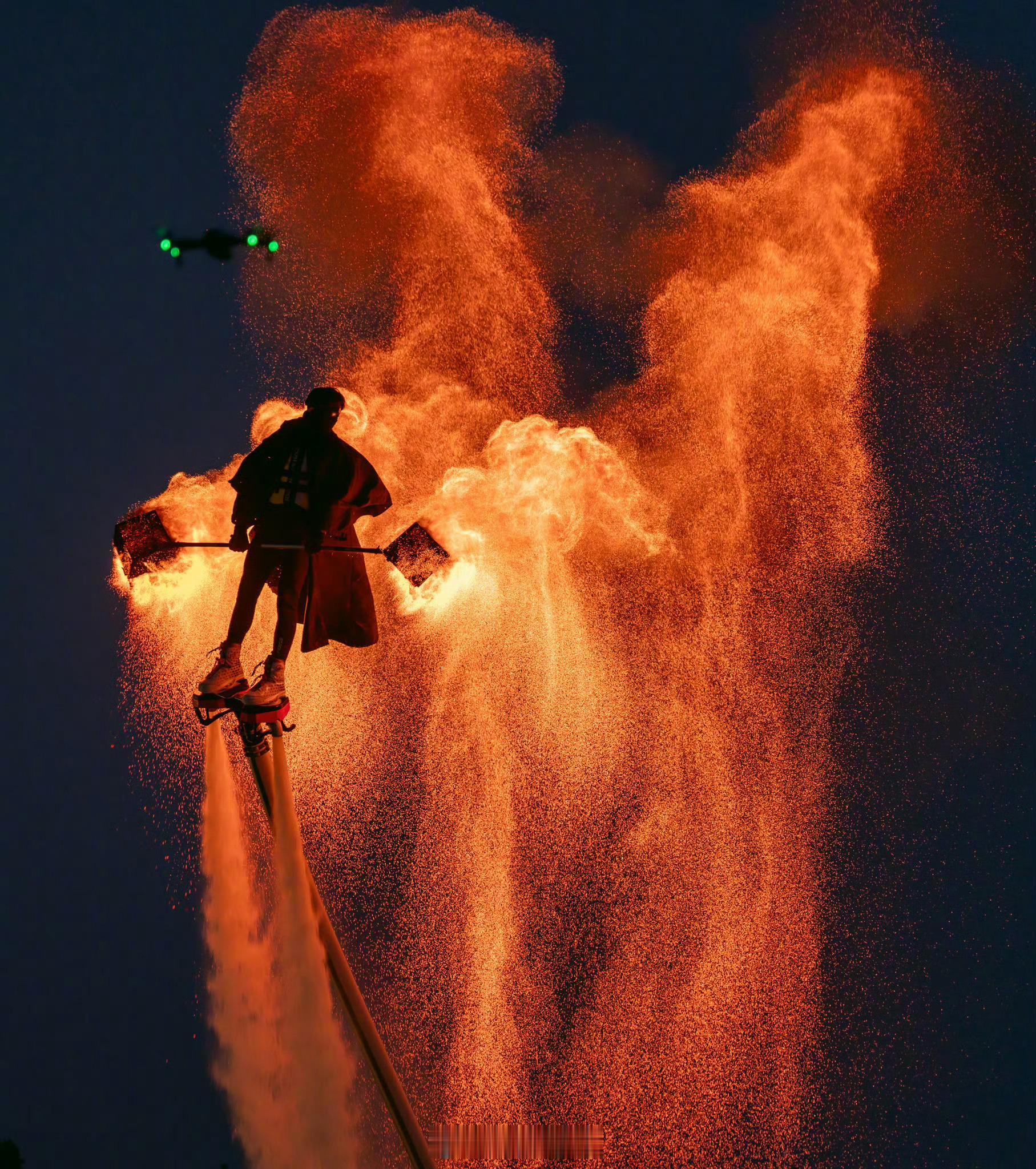 在火壶表演中仿佛看见凤凰涅槃了。 