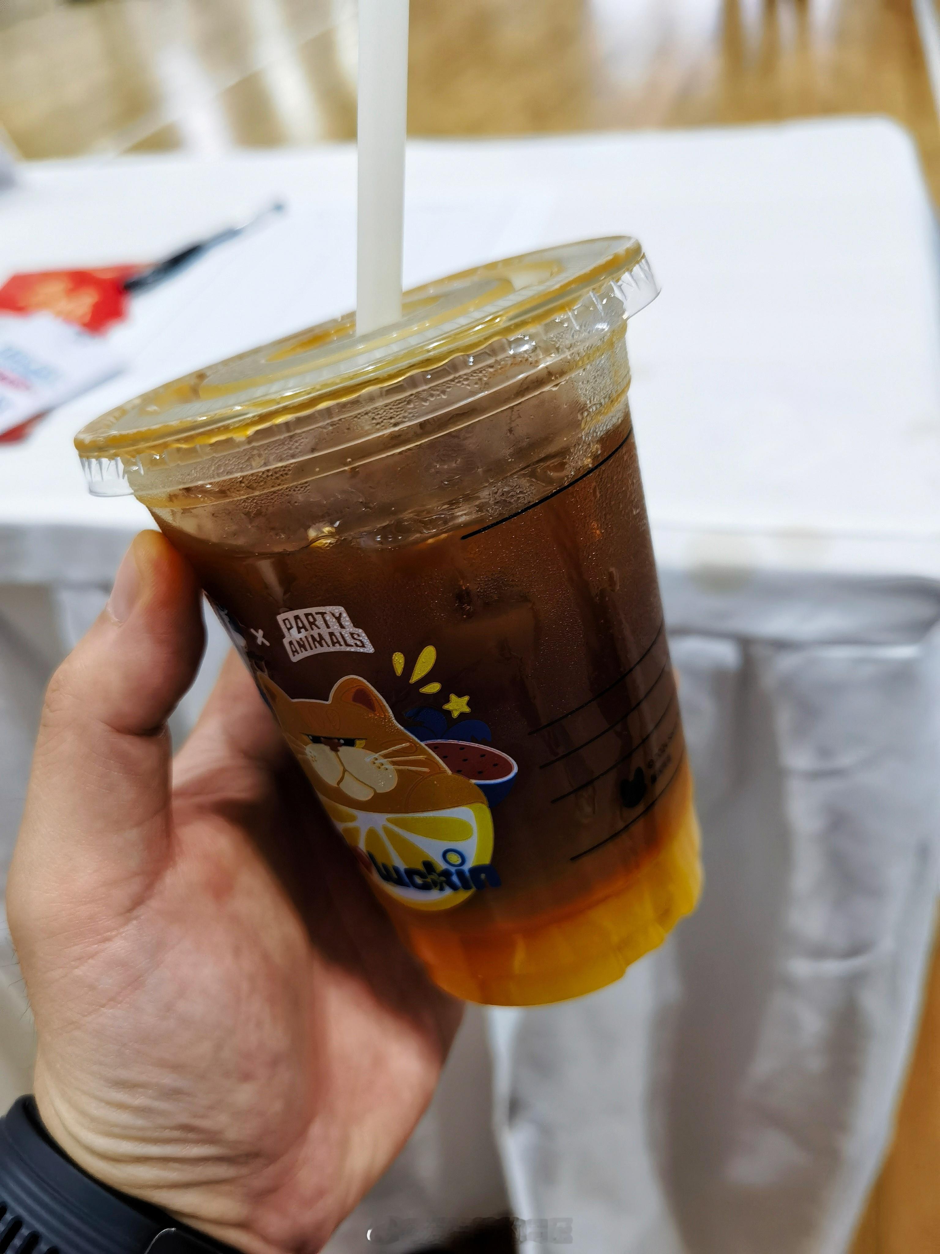 我初中&高中&大学同学，现在在学校是行政的老师，得知我们在体育馆宣讲，直接给送了