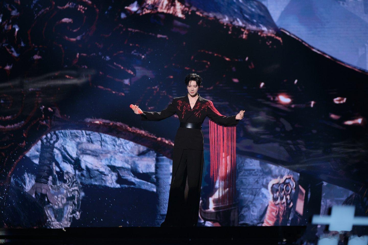 摩登兄弟[超话] 音符中的超人，五线谱上的奇迹工作者！这创意简直是画中藏乐，让人