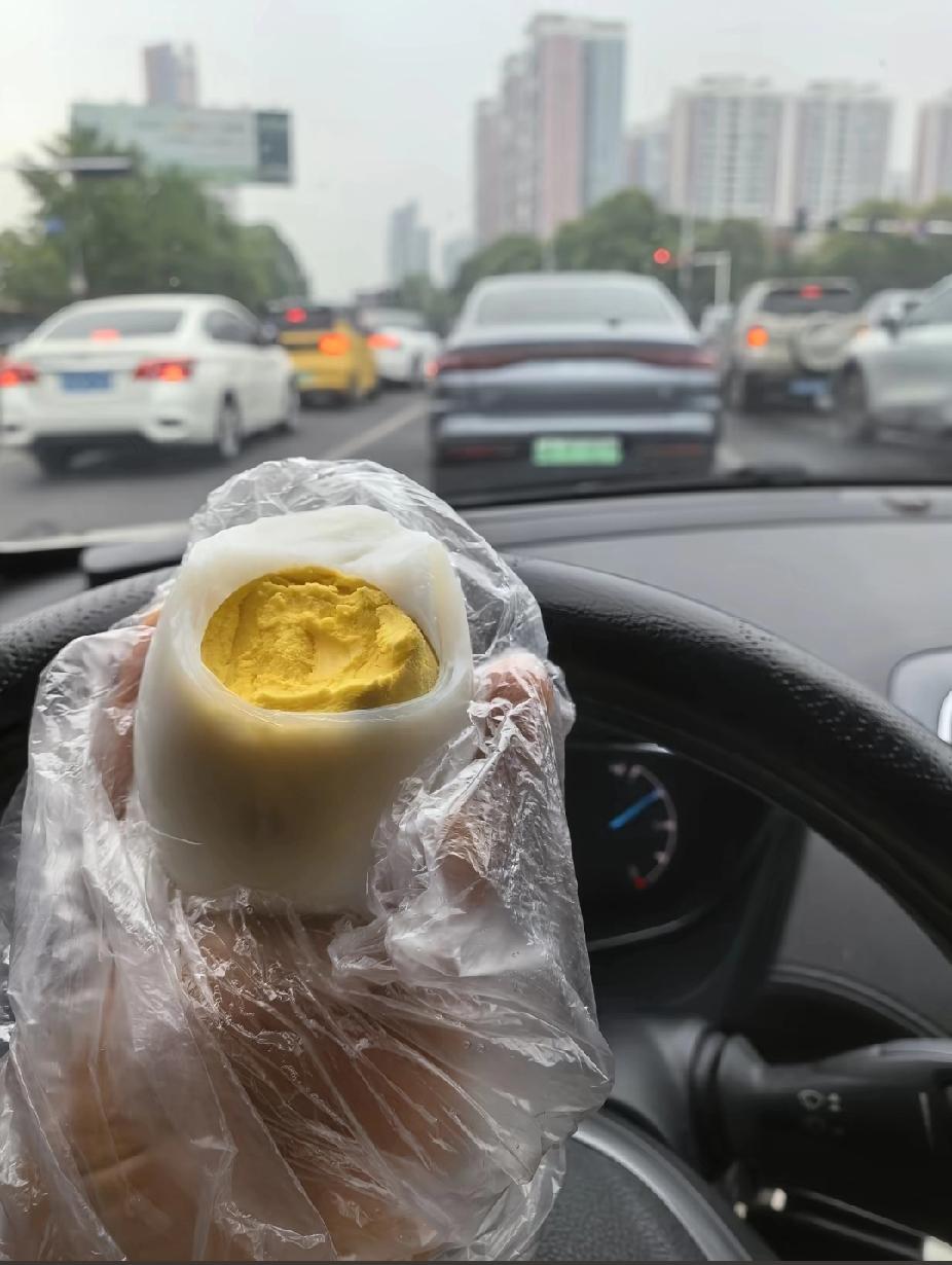 等红绿灯的时候，天天乘我车的一个同事惊讶的看着我说：我终于知道你为什么状态这么好