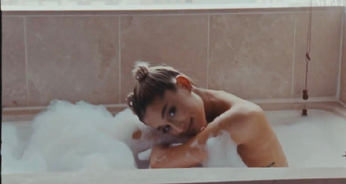 A妹说新专歌词都是泡澡时写的 Ariana Grande 透露，她新专大部分歌词