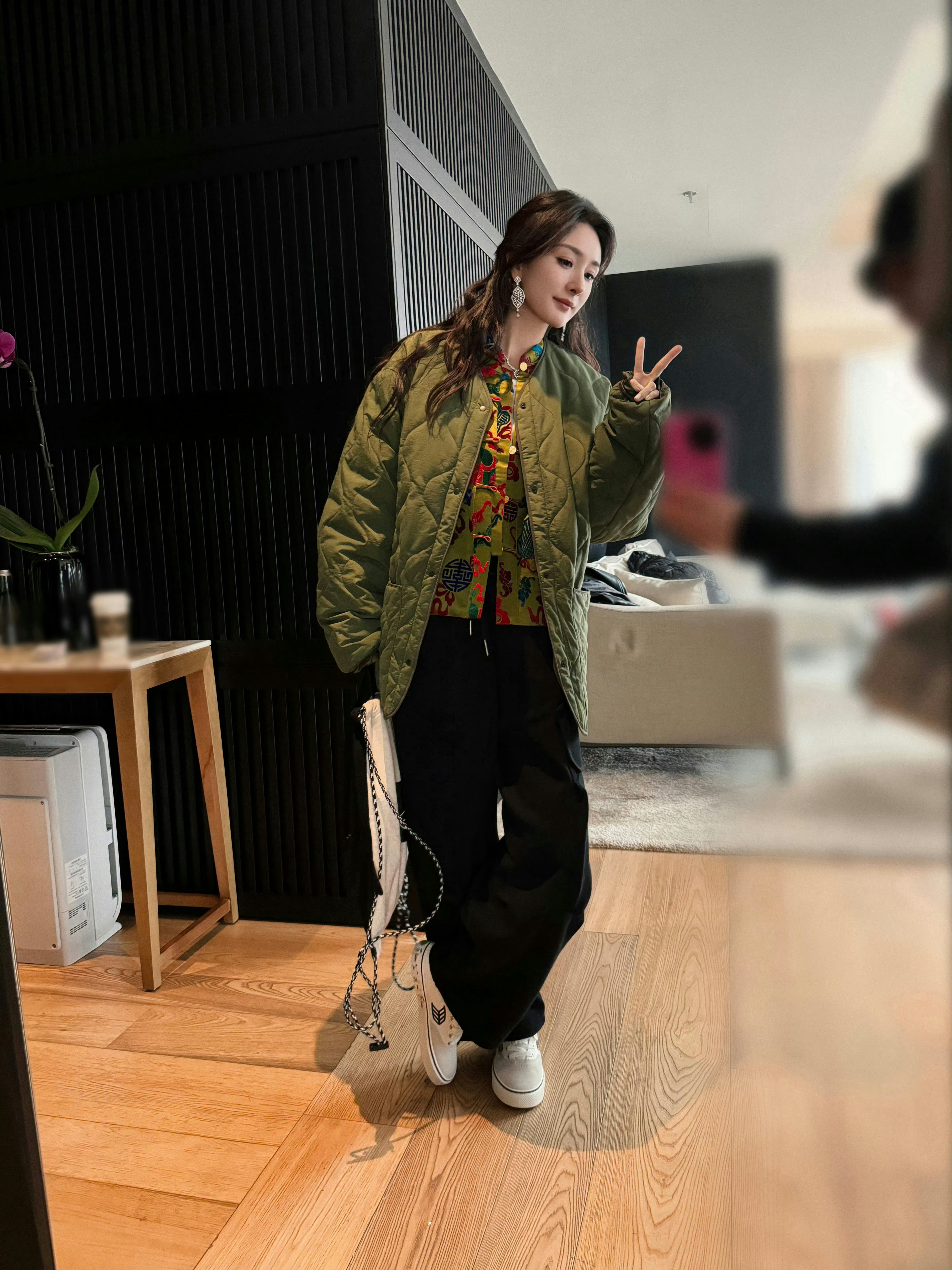 杨幂ym杨幂宁绣绣 你站在舆论的暴风口拆解人性，我在你的影子里学习和解，这是艺术