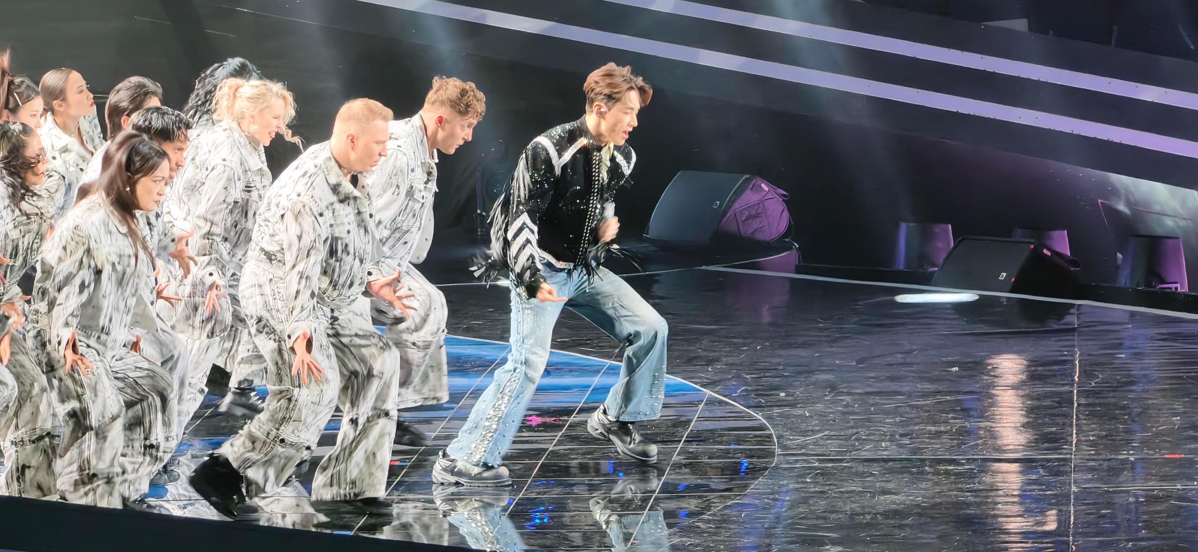 刘宪华嗓子唱哑了论舞台表现力只服刘宪华！连唱四首风格不同的歌，舞蹈力度不减，小提