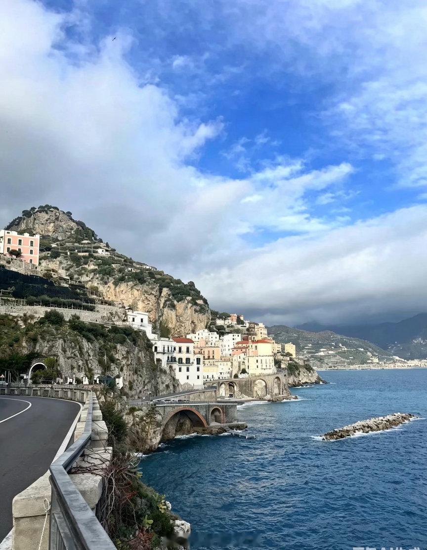 旅行推荐一路和好友同行，看雪山湖泊、草地繁花，把自由装进沿途每一张照片里。世界辽
