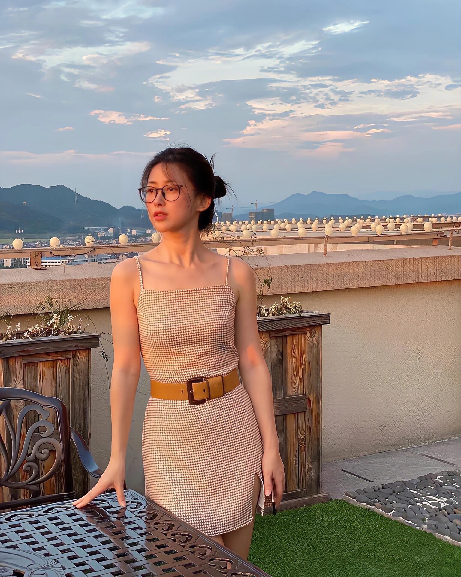 朱珠Prada活动生图 朱珠真的越素越贵，怎么穿都有老钱味 