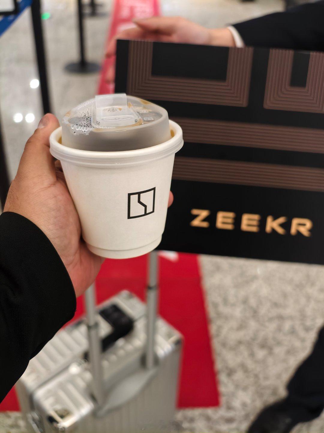 来宁波参加极氪活动接机规格拉得很高——用的是  的 特别注意到了车里放的玻璃瓶的