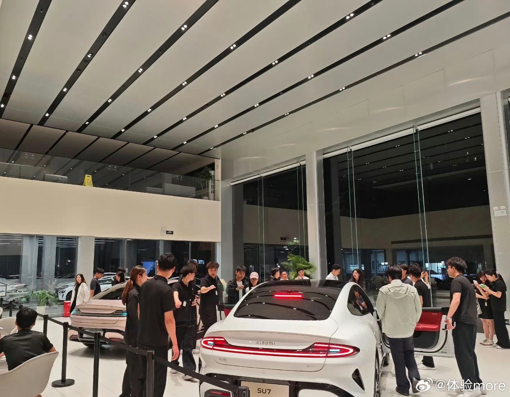 新SU7激发中国新能源车消费热 今天是新一代SU7首销的第一个周末，大批消费者到