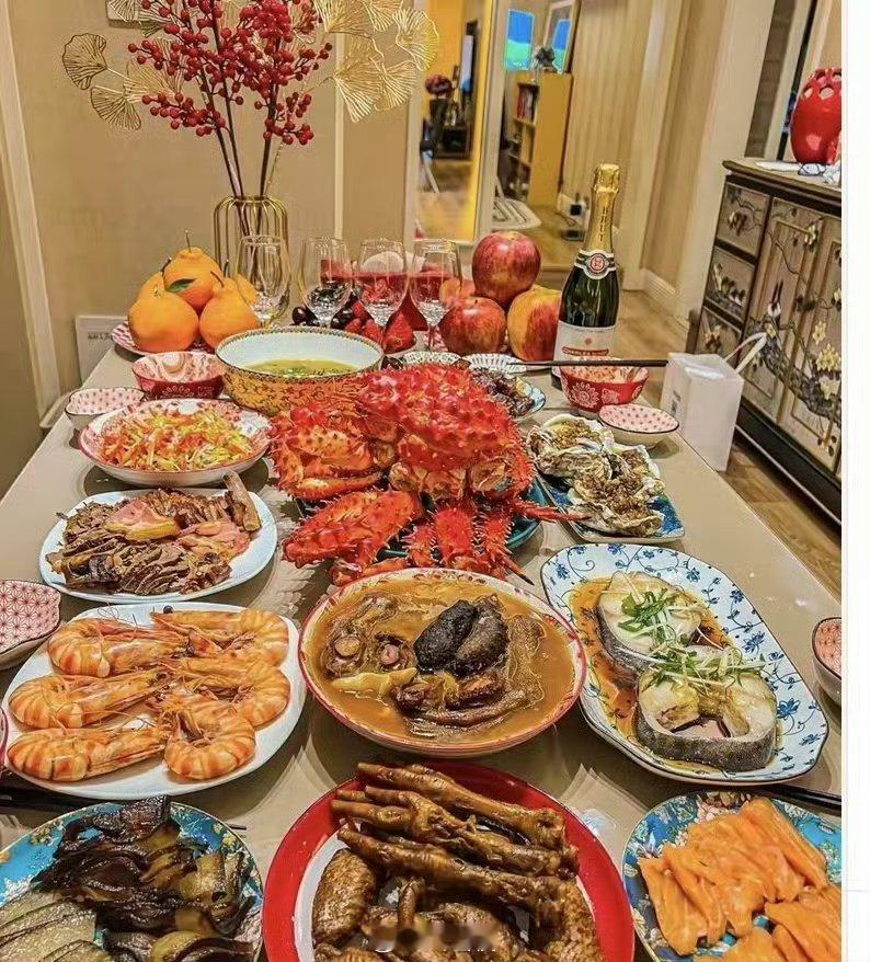 年轻人把发财愿望端上饭桌 年轻人将发财愿望端上年夜饭桌，不仅是对未来的美好期许，