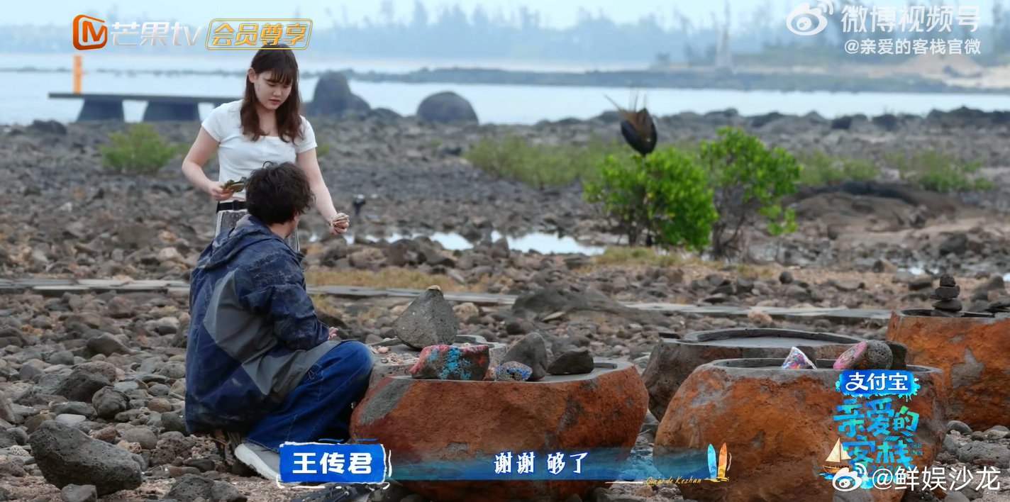 张家齐武大靖王传君做了同一件事看到别人在忙就主动上前，张家齐这下意识的反应真的很