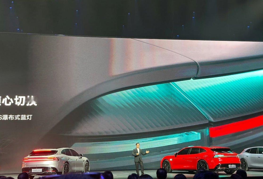 启境GT7 左右后尾灯采用了漫反射的设计同时车头的辅助驾驶灯也被内置在了大灯灯组