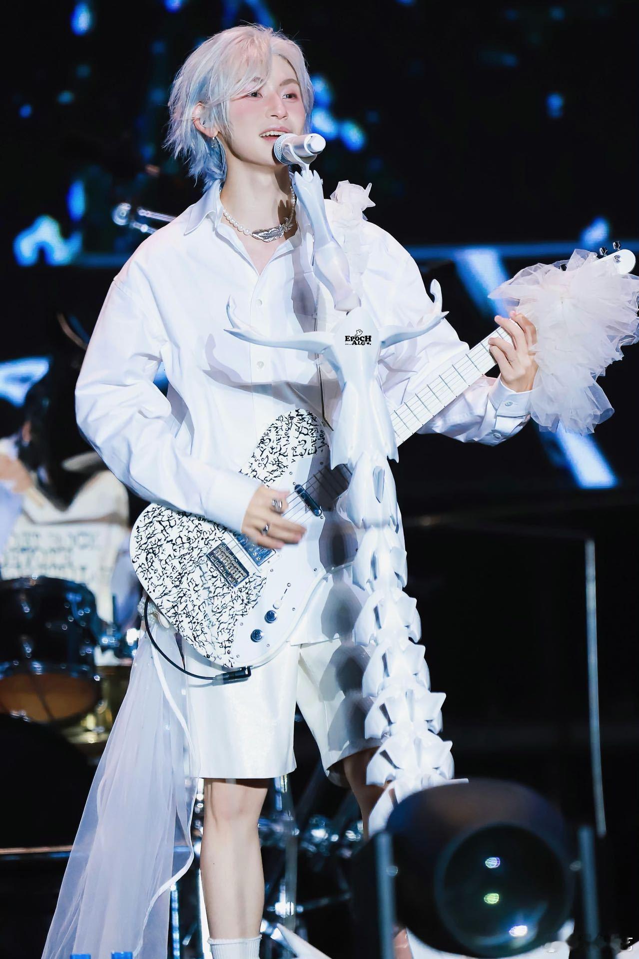 #银发小鬼 校庆男高# 要不怎么说还得是小鬼，确实是让观众吃的太好了，整个人帅气