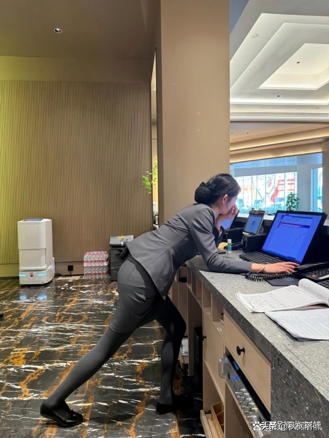 原来前台上班是没有凳子的呀