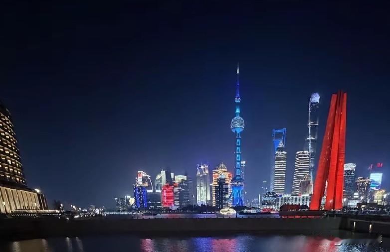 ，而美国政客则希望台湾就这样耗着，它们可以把过时、过剩的武器卖给“台独”这些冤大