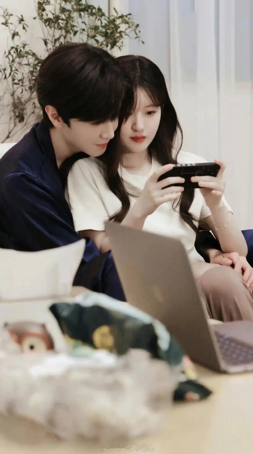 少男少女何时才能再次见面~偷偷真的好配[抓狂][舔屏][舔屏][舔屏] 赵露思这