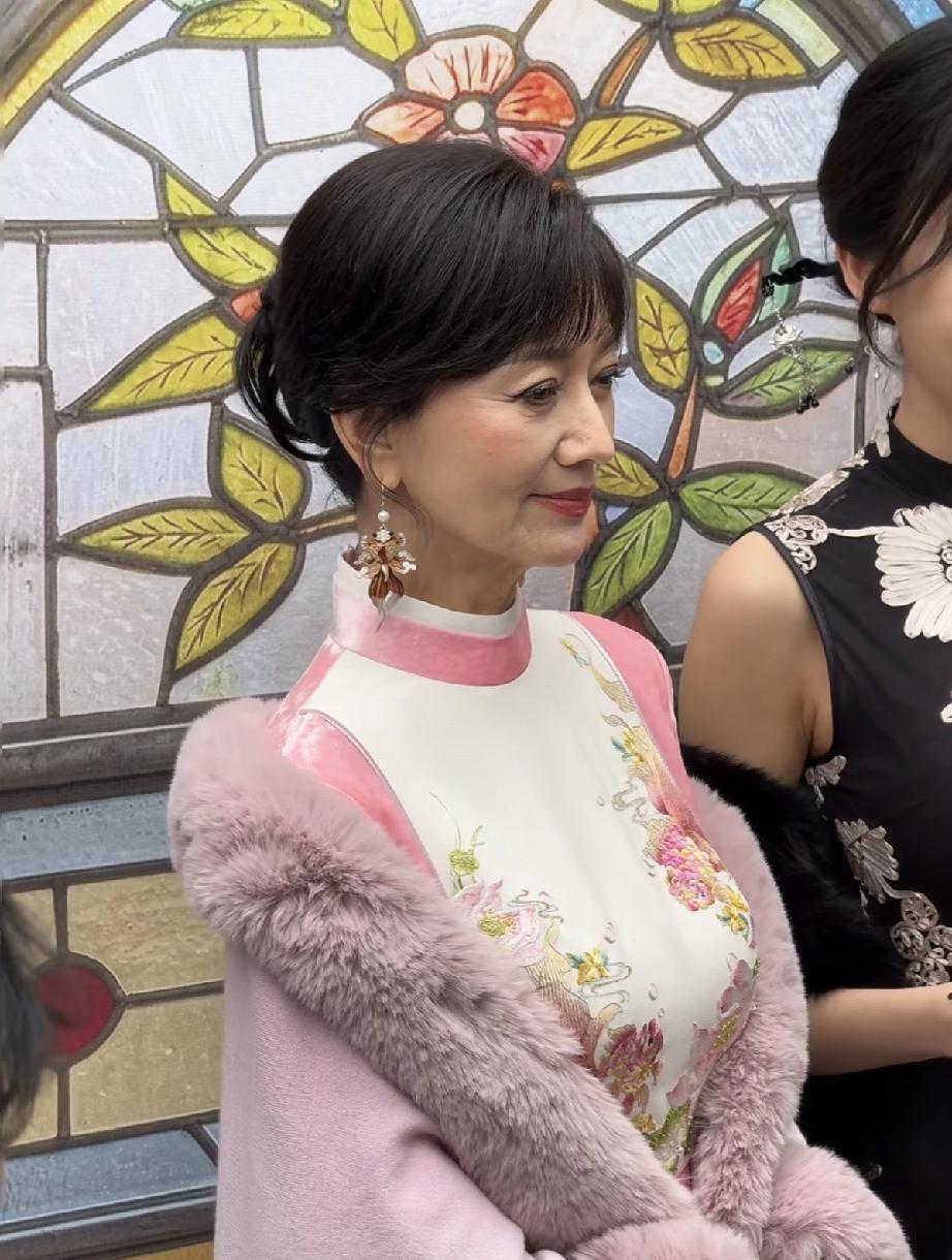 4月18日，赵雅芝现身浙江海宁，一直戴假发片，怼脸拍是有点老了，尤其路人镜头下脸