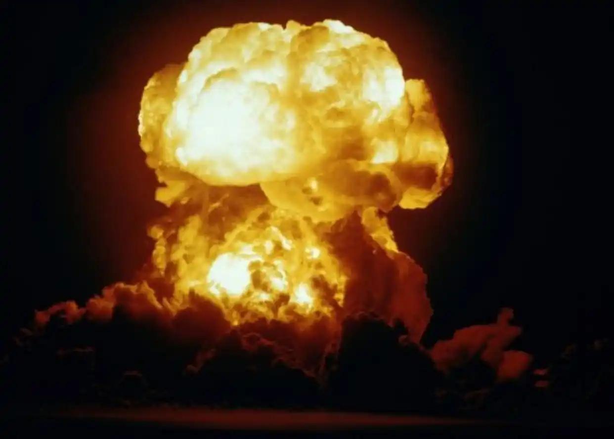 谁说大威力毁伤只能靠核武器？咱家一款非氢核超级炸弹，不但爆炸持续时间是传统炸药的
