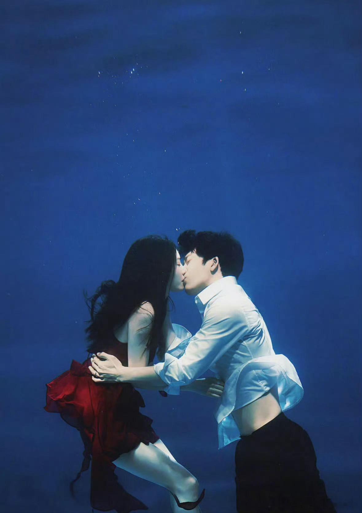 钢铁森林 删吻戏哇这个水下吻太美啦