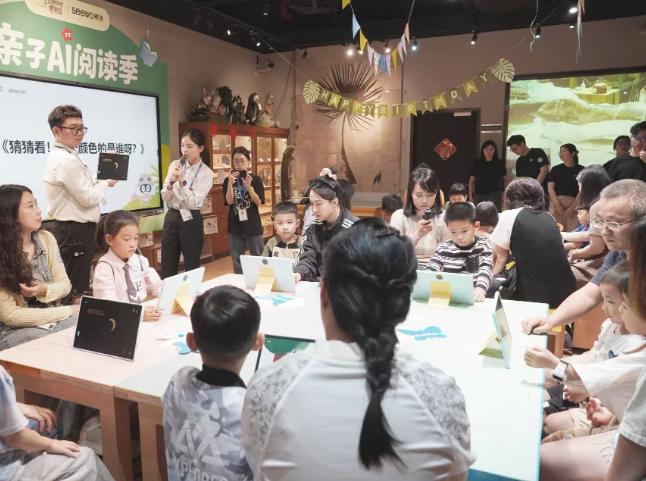 广州冒出个新鲜地方
AI亲子阅读空间
4000平米
藏在博物馆里
恐龙化石旁边