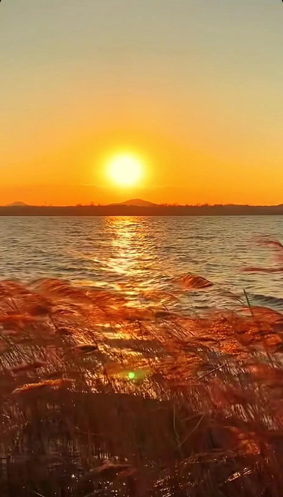 夕阳西下，湖面波光粼粼，美不胜收！日落湖边景色 夕阳湖景照 落日余辉美景 湖畔日