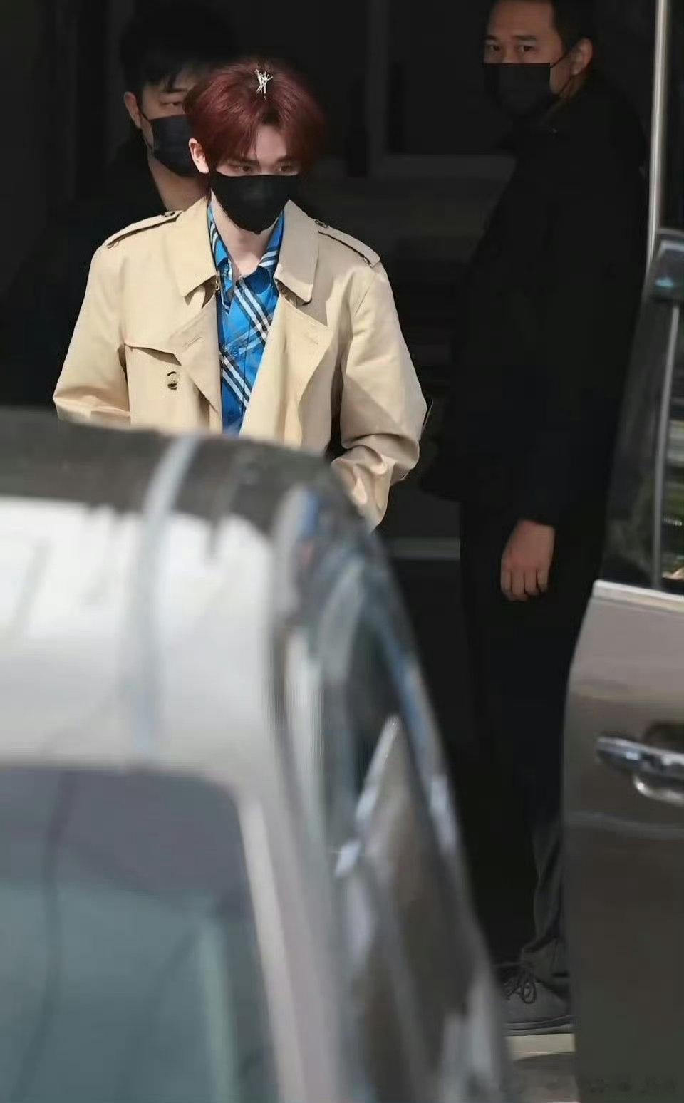 风衣造型完美展现他的时尚品味，不堆砌大牌却尽显高级，搭配自然的神态，每一处细节都