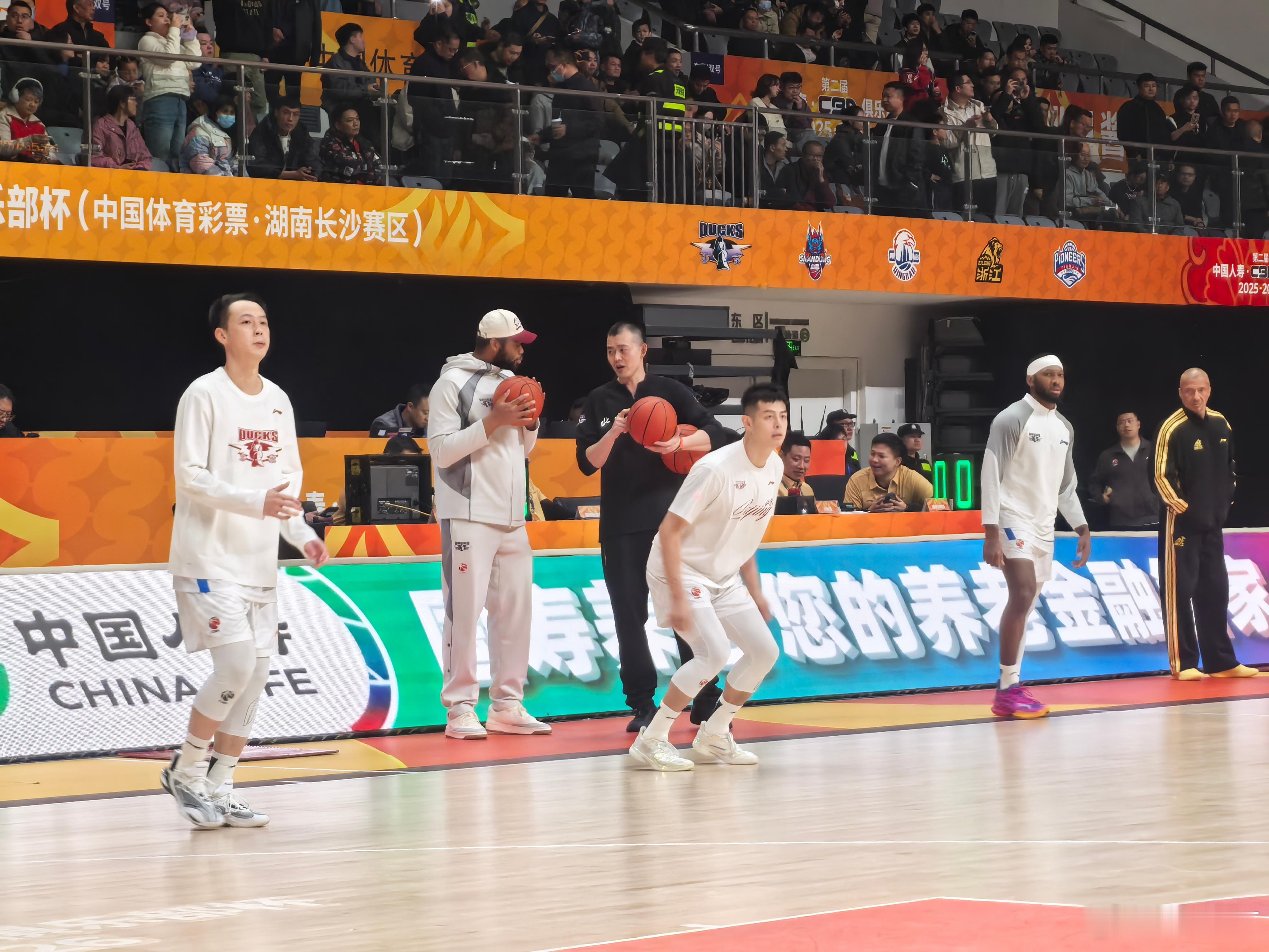 北京首钢 斯佩尔曼昨天受点小伤，今日休战。cba俱乐部杯