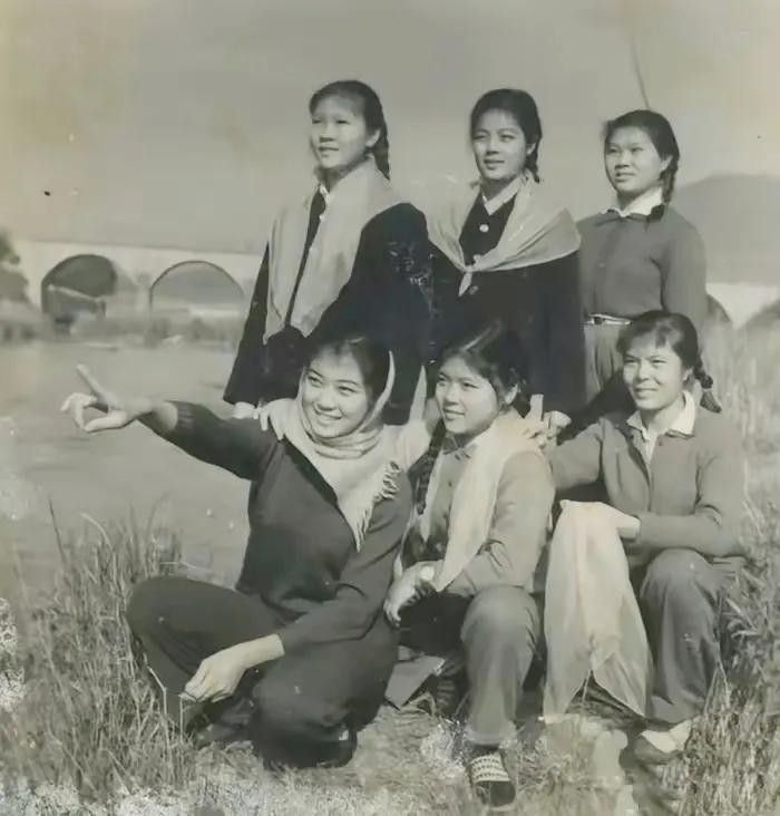 指点江山，激扬文字。上世纪七十年代女知青的合影。远处有渡槽，是水利设施，用于农田