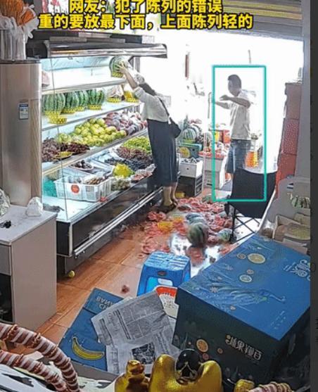 “冤不冤？”四川，女子去店里买西瓜，见西瓜放在冰柜最上层，就伸手去拿，结果直接把