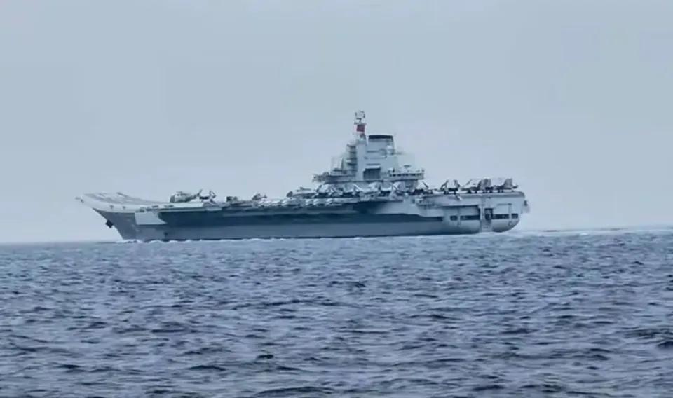 “大事！”中国海军辽宁号航母战斗群，075两栖攻击舰战斗群，分别抵近菲律宾！10