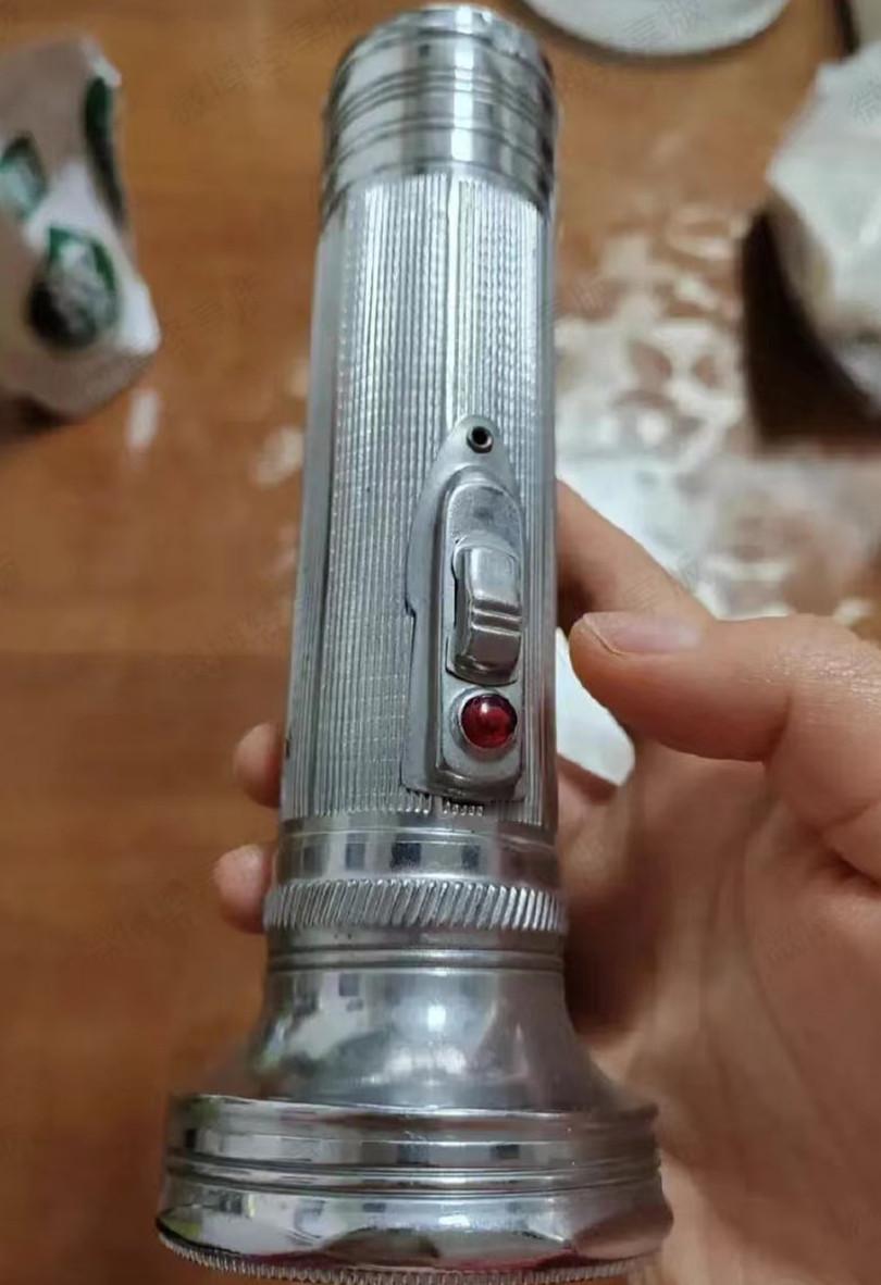 这个手电筒，是我接触到的第一个电器。

那时候看这个手电筒很神奇的，用手掌蒙住手