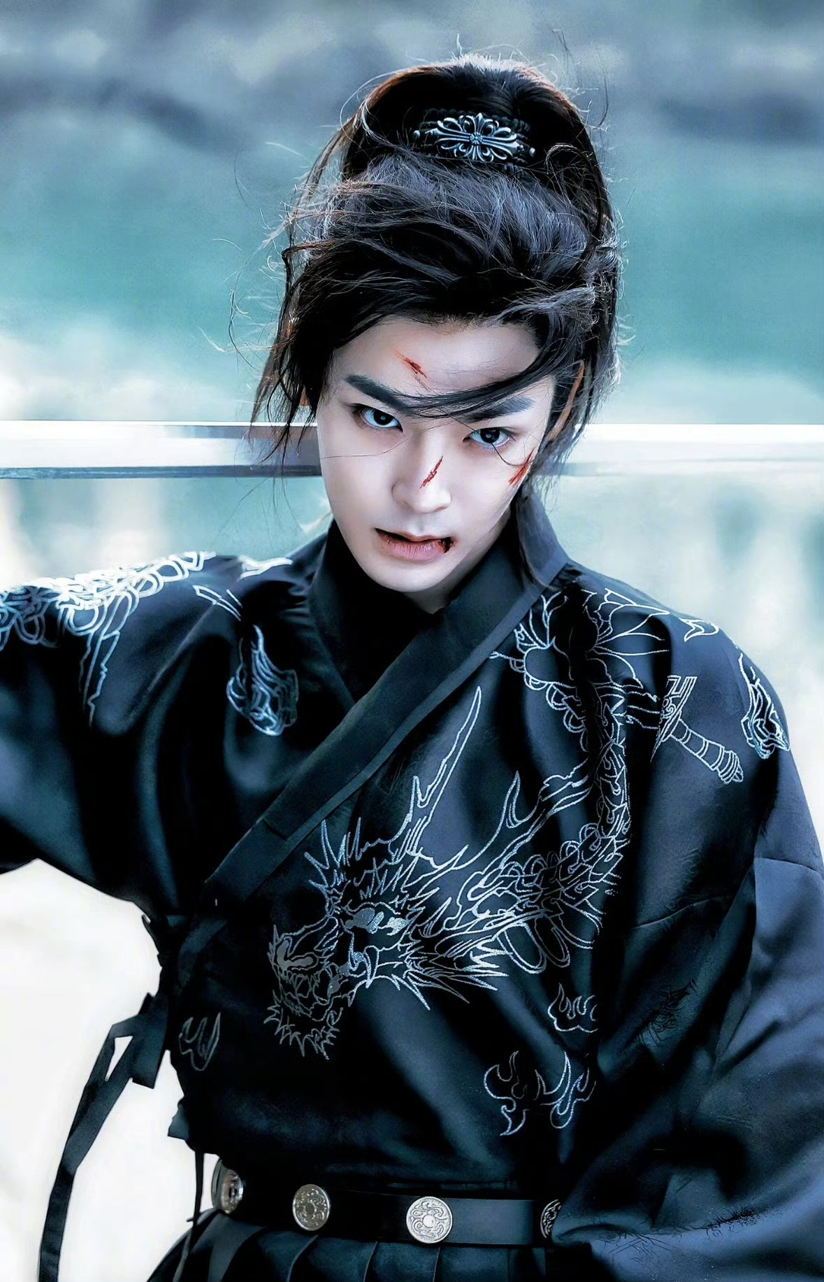 《长生骨》剧组操作也挺迷的，女主都进组了，男主还没官宣，并且还在参加音综竞技节目