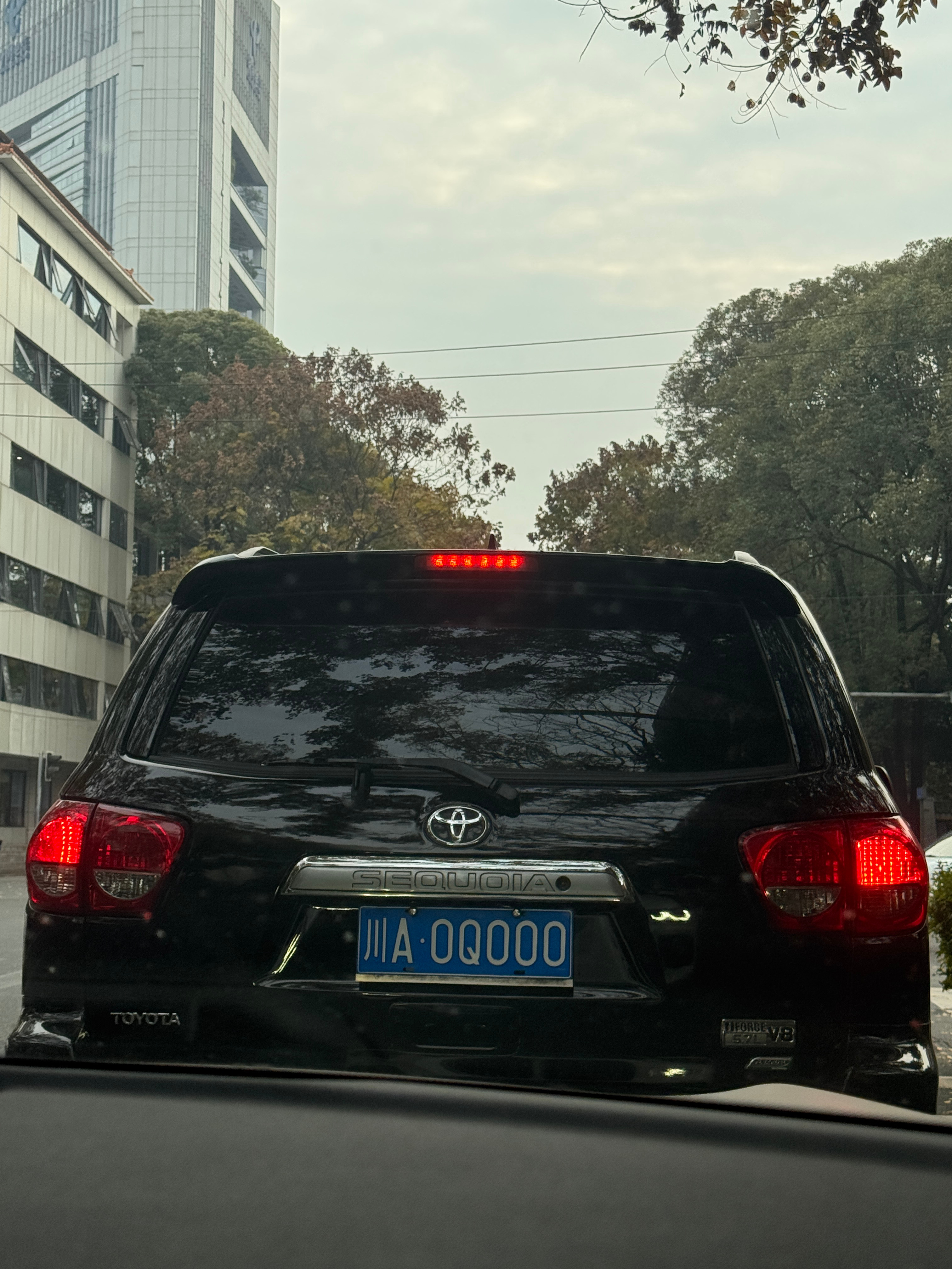 这个车牌就很成都。四点多不好好上班排长队买牛肉饼也很成都。 