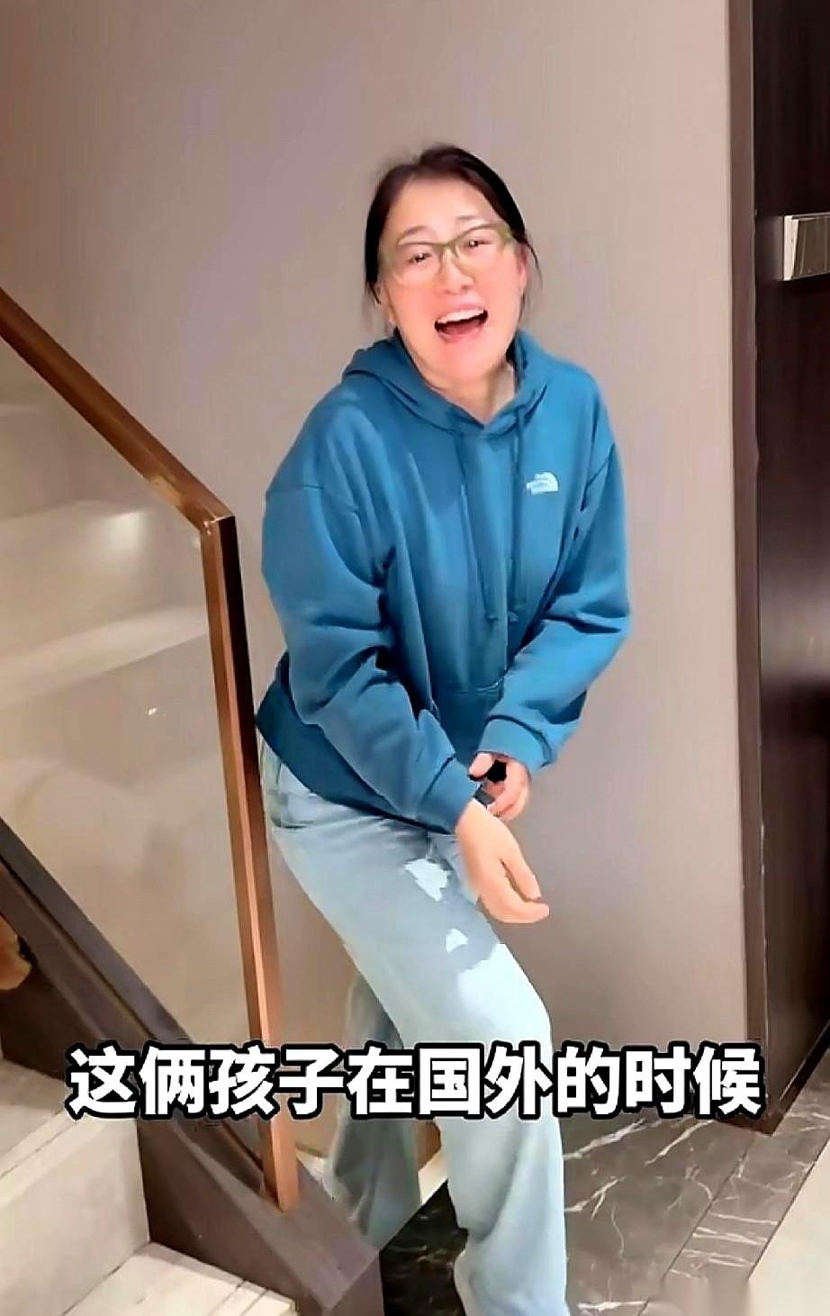 我脑子嗡了一下。
30万吨。
不是30万斤，是三十万吨！卖空了。结果呢？还在吆喝