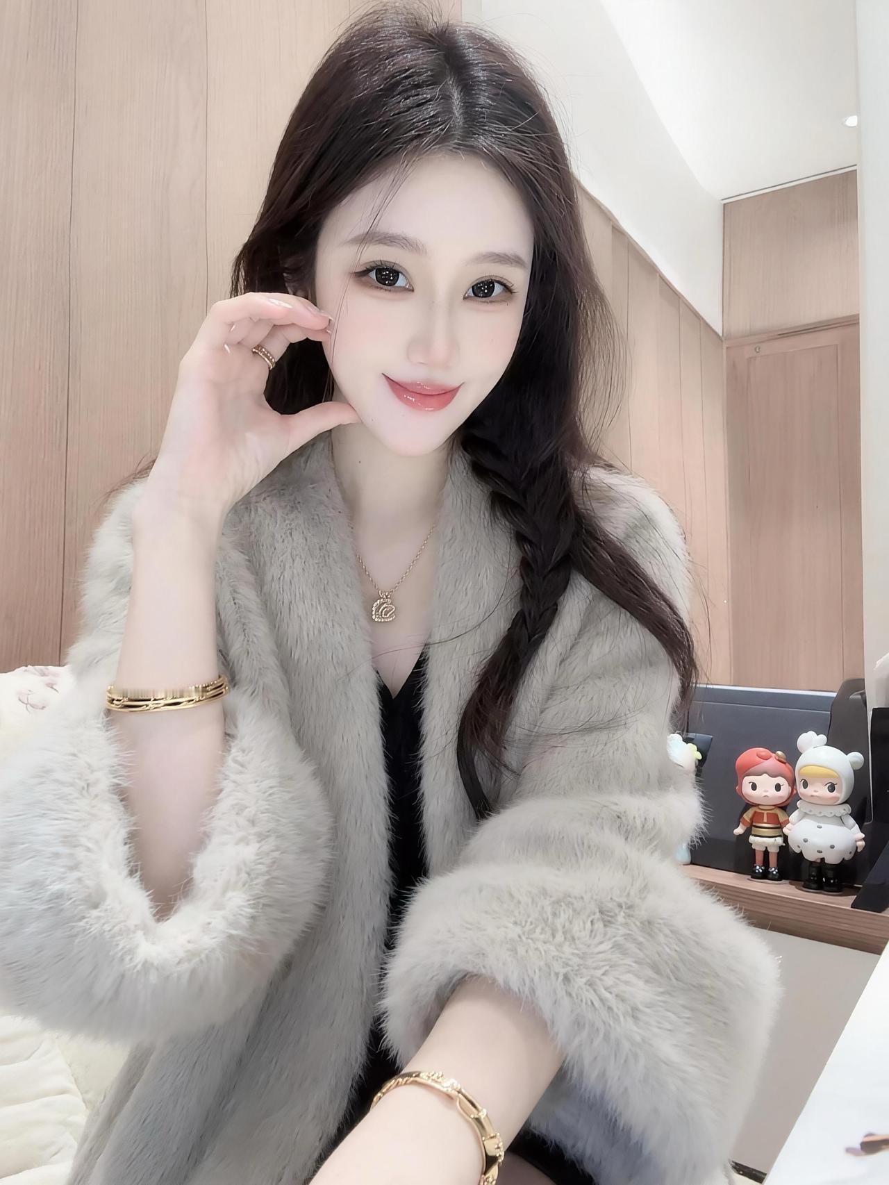 除夕到了，愿你抱着平安，拥着健康，揣着幸福，迈入新的一年