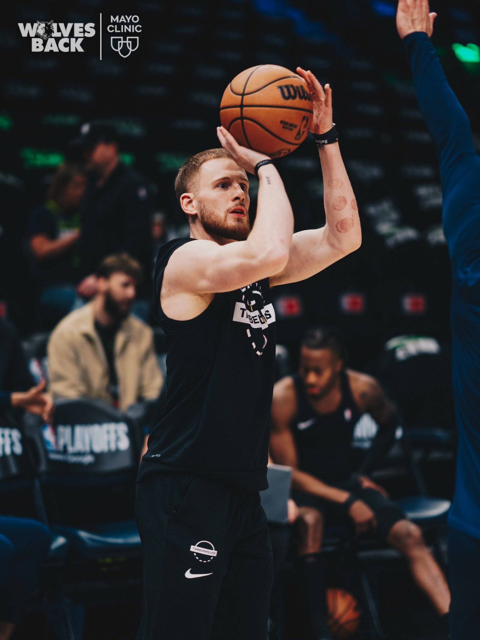 迪文琴佐一开场就崴到脚了慢镜头回放很有可能是跟腱受伤………nba