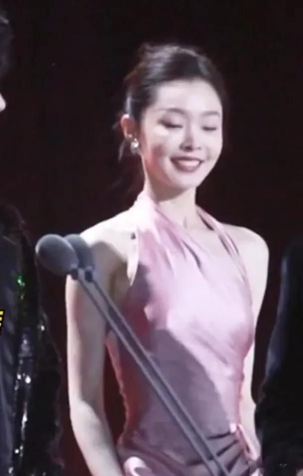 宋轶这件衣服真的太漂亮了吧，这才是女明星，完全不用避嫌啊，宋轶获奖上台的时候 镜