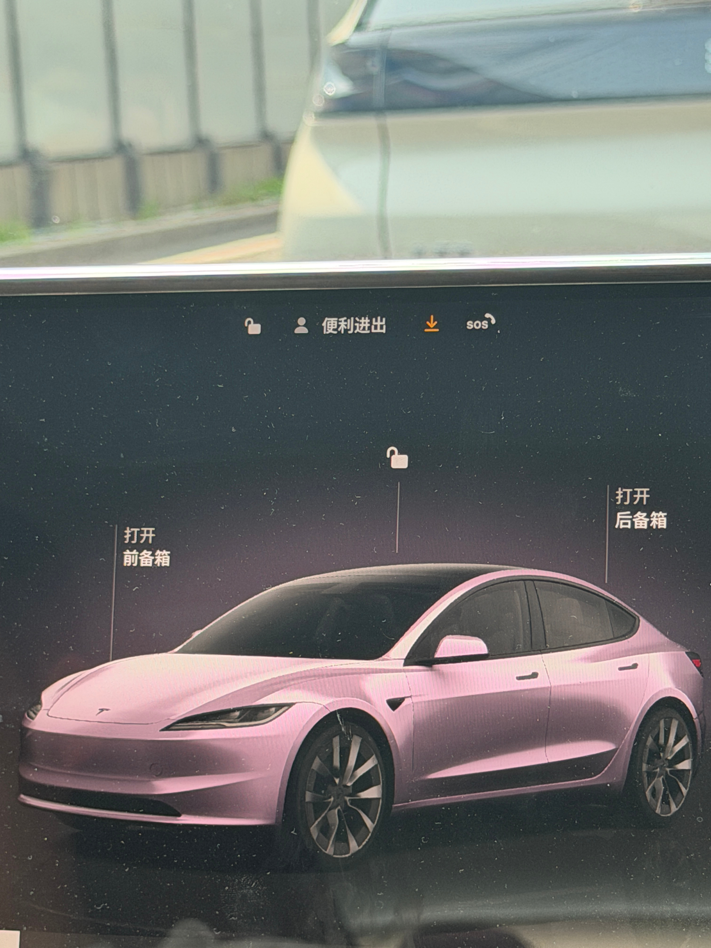特斯拉 豆包哈哈哈，这俩联合之后特斯拉的车机应该会聪明很多吧！毕竟朋友的特斯拉还