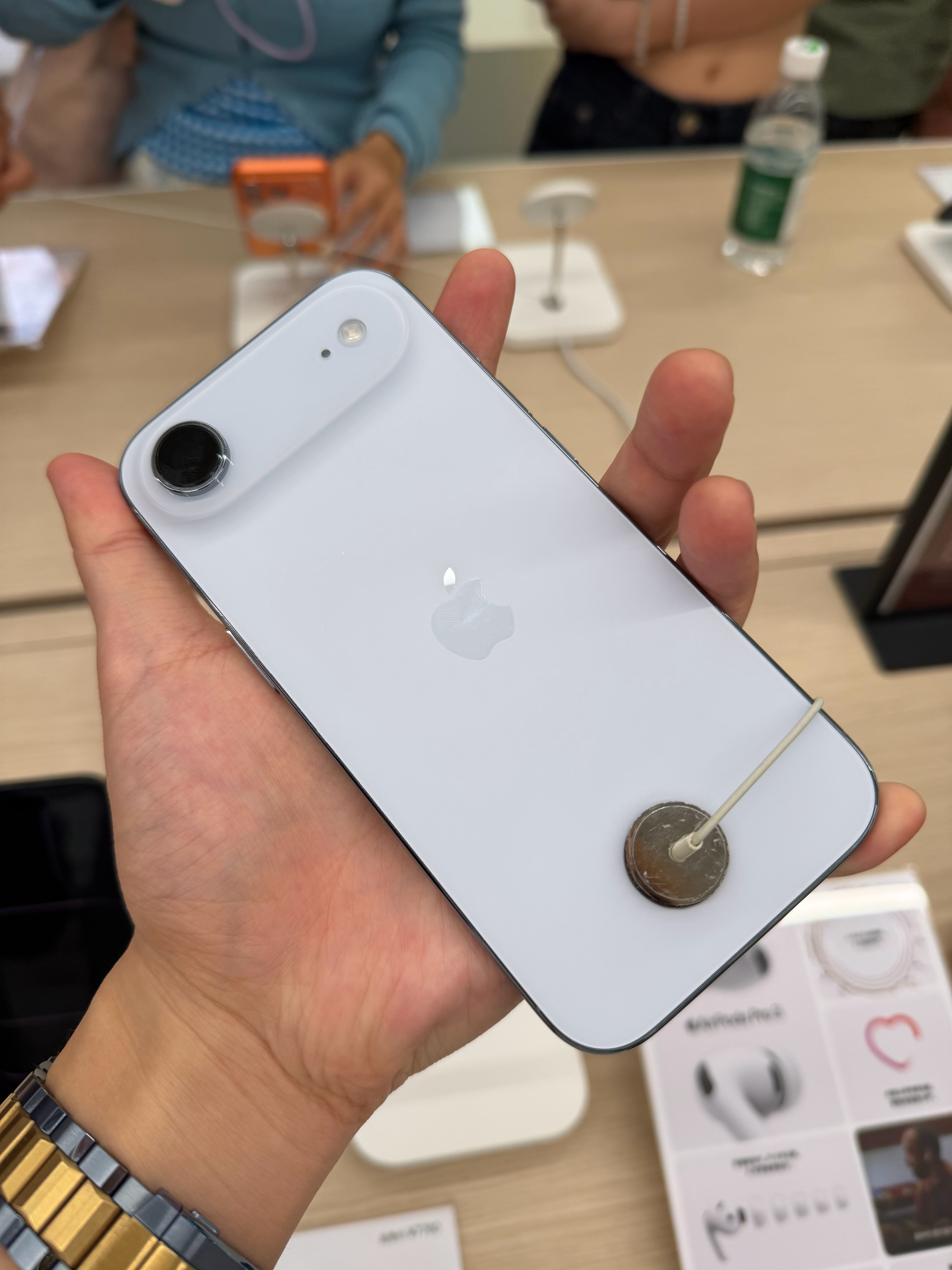 第一次摸iPhoneAri，不仅轻薄，质感更是没得说，就是这颜值大家觉得怎么样？