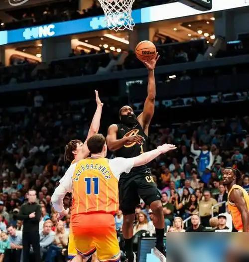 哈登，当年被骂声淹没，谁能想到，他当年面对的是什么级别的防守？
 
勇士队直接摆