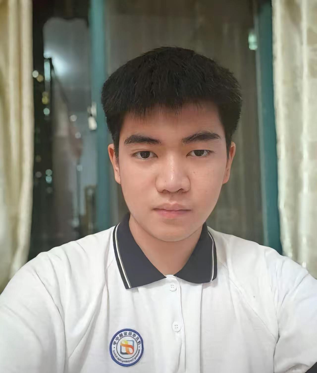 现在的高考志愿填报，早就变成了一场现实的博弈。

绝大多数家长和孩子纠结的，无非