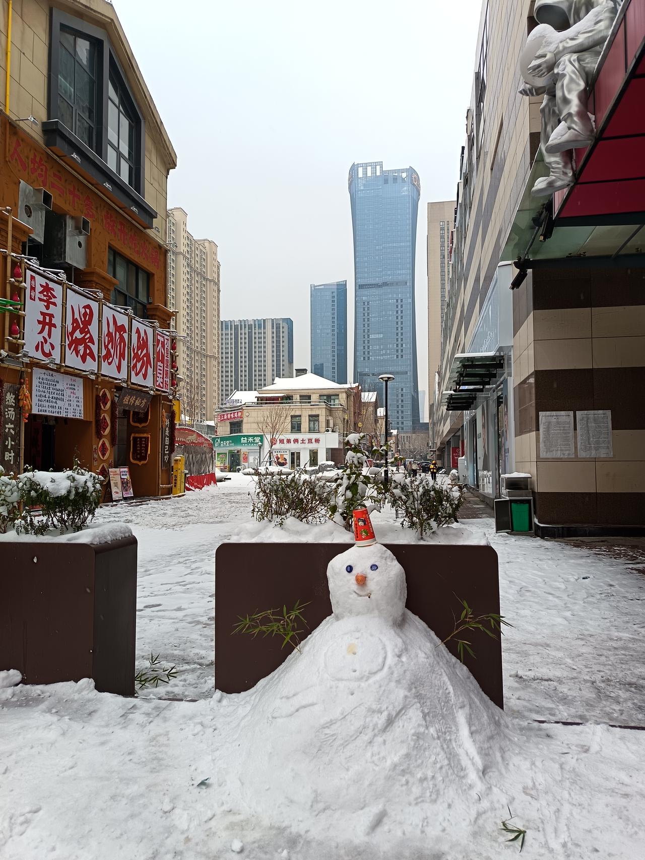 早上起床吃过饭后，
闲来没事
在自己家店门口堆了个雪人
我个人觉得还挺漂亮的
还