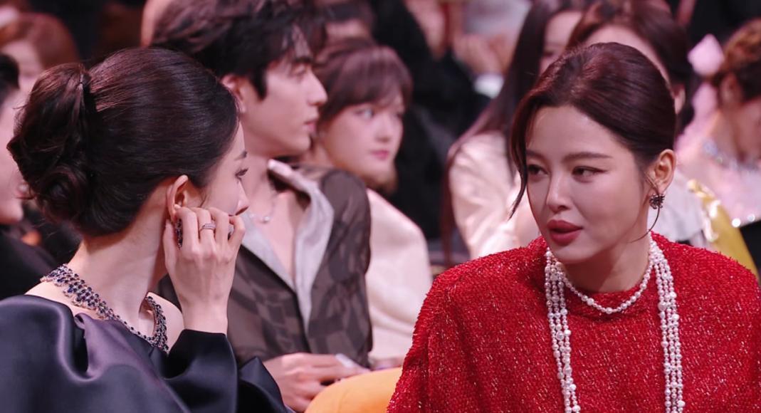 很好奇辛芷蕾与杨幂聊啥呢？杨幂左右逢源，一会与国际影后聊得热火朝天，一会与杨紫聊