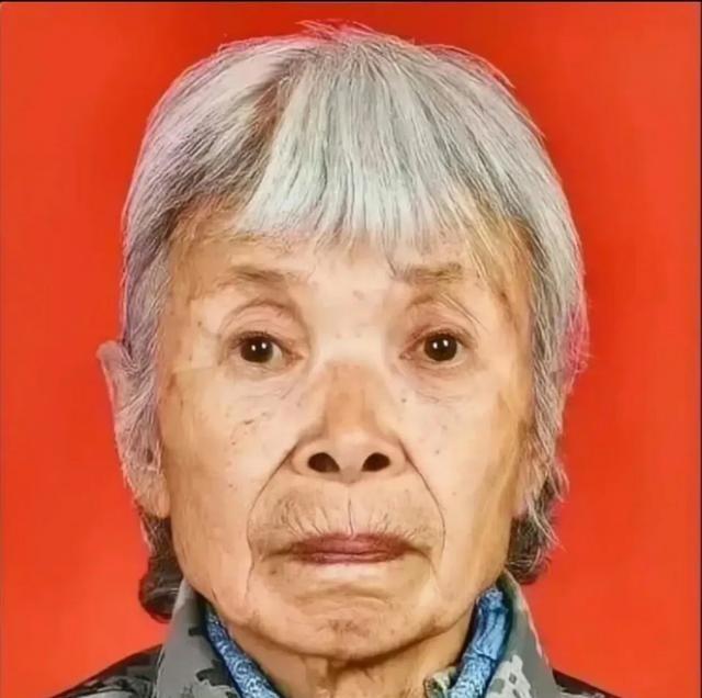 中国首位女空降兵马旭，晚年居住在一套破旧的平房里，然而令人敬佩的是，她将自己积攒