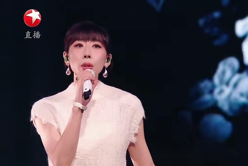 任素汐跨年晚会造型好美呀！

一身白色，韵味飘飘，清爽有气质，优雅迷人！此时此刻