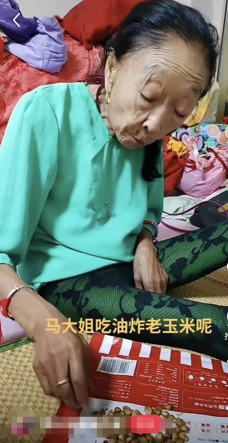 这么大岁数了，87岁！油炸老玉米吃得津津有味。牙口是真好！谁能比得上呢？

我邻