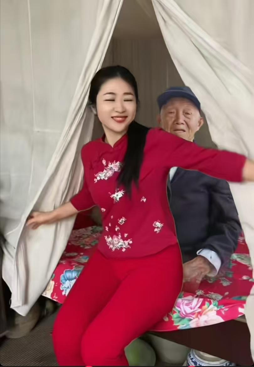 真看不懂，这是在演戏拍剧呢，还是现实生活中真有这样奇葩的事情？年轻女子背后的老人