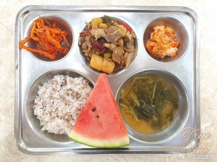 日本学生午餐和韩国学生午餐对比这么一看，韩国人吃得还算不错了 ​​​